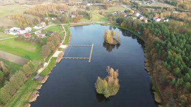 Sonbahar ormanı ve yukarıdan rezervuar manzarası