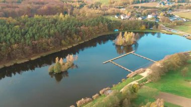 Göllü sonbahar ormanlarının havadan görünüşü