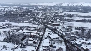 Donmuş orman ve yolu olan manzaralı kış manzarası