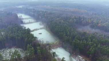 Donmuş arazinin soğuk mevsim hava manzarası