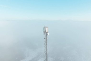 Sessiz sisli atmosferde kablosuz iletim kulesi