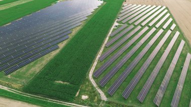 Bulut katmanının üzerinde uçuyor