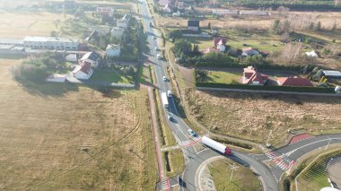 Lojistik kamyonu gün batımında yolda hız yapıyor.