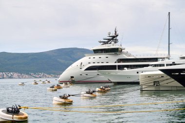 Yat yemyeşil dağların yakınındaki marinada..