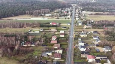 Yeşil tepelerde çatısı güneş panelleri olan aile evi.
