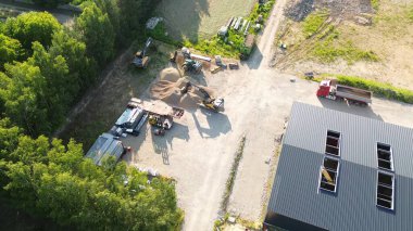 İnşaat araçları ve kamyonları şantiyede