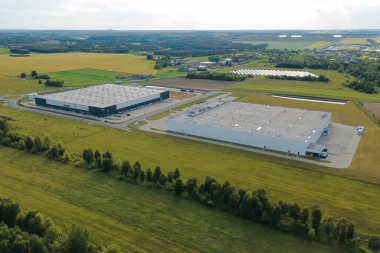 Yükleme tesisleri olan ticari nakliye deposu.