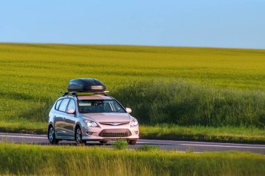 Yeşil çayır boyunca hareket eden araba konsepti
