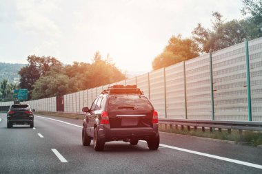 Çatı deposu olan bir SUV otobanda gidiyor.