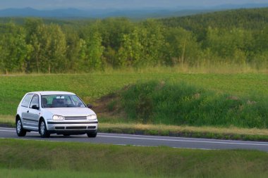 Yaz günü eski ama güçlü bir performans arabası.