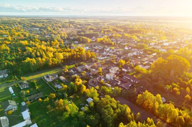 Parlak sonbahar renklerine sahip bir köyün üst görüntüsü