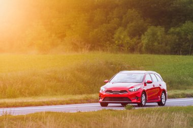 Bir steyşın arabanın yer aldığı otomobil reklamı kavramı