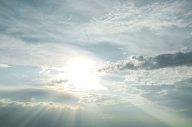 Beyaz bulutlu açık mavi gökyüzü