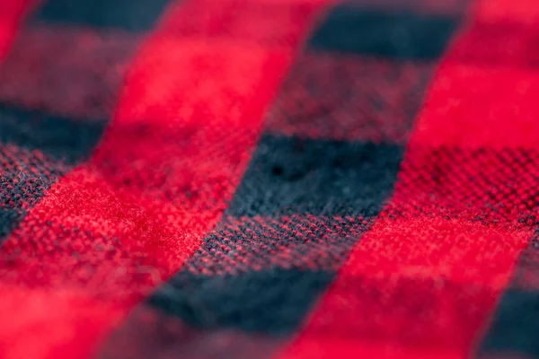 Kırmızı ve siyah ekose battaniye seçici bir odak ile kapatın