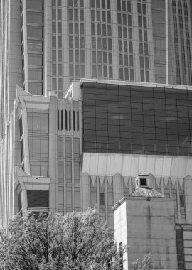 Siyah beyaz kentsel mimaride dikdörtgen şekiller ve katmanlar üst üste biniyor