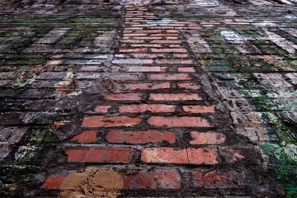 Grungy Vieux Mur Briques Avec Écaillage Peeling Peinture Faible Perspective — Photo