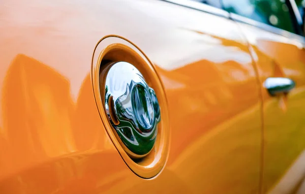 Turuncu arabanın yan tarafında krom benzin doldurucu kapağı var.