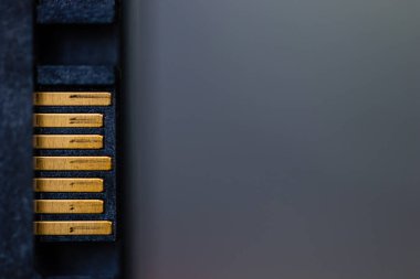 Gri arkaplan ve negatif uzay kopyasına sahip dahili sabit disk için güç bağlantısı