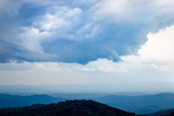 Gökyüzünde dramatik bulutlar olan Kuzey Carolina 'nın Blue Ridge Dağları