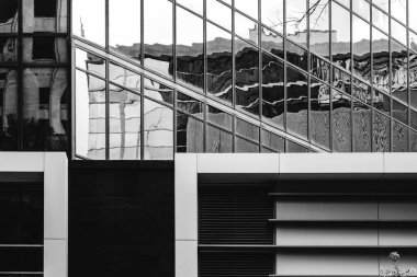 Dalgalı yansımalar ve kentsel cephede dik açılar