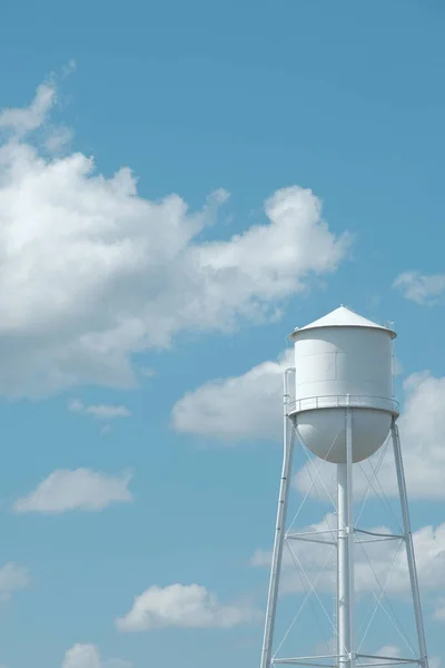Bílá Vodní Věž Modrá Letní Obloha Nadýchanými Bílými Mraky Záporným — Stock fotografie
