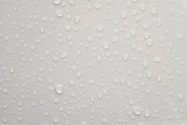 Parlak beyaz metalik yüzeyde su damlacıkları