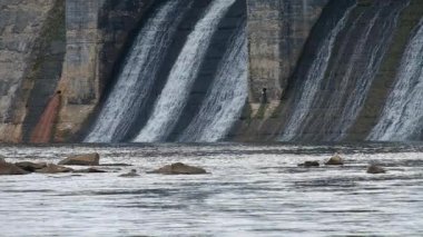 Fort Mill, Güney Carolina, ABD 'deki Catawba Nehri' ndeki hidroelektrik barajından akan su. Nehir barajının kenarındaki beton atık suyu yavaş yavaş akıyor..