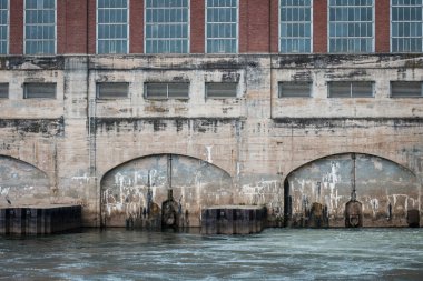 Fort Mill, Güney Carolina 'daki Catawba Nehri üzerindeki barajın pencereleri, tuğlaları ve beton cepheleri.