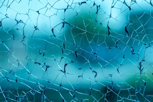 Kırık güvenlik camları mavi, mor ve deniz mavisi renkte.