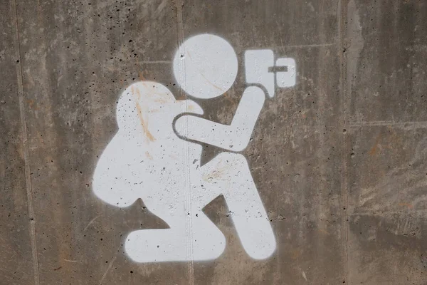 美国北卡罗来纳州夏洛特市北端难民营的水泥墙上喷涂着克林林摄影师的图标喷雾 — 图库照片