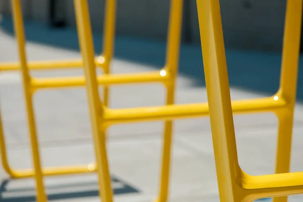Cremalheira Bicicleta Metal Amarelo Brilhantemente Pintada Calçada Charlotte Carolina Norte — Fotografia de Stock