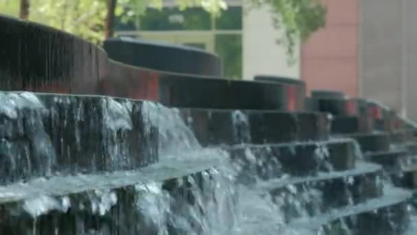 Water Stroomt Stenen Trappen Een Levendige Stedelijke Fontein Met Bomen — Stockvideo