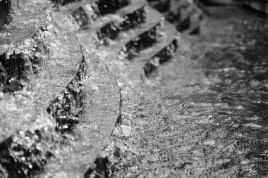 Su aşağı akıyor Makro manzaralı bir çeşme