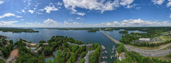 Kuzey Carolina, Davidson yakınlarındaki Norman Gölü 'nden geçen 77 numaralı otoban kuşbakışı manzaralı.