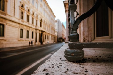 Roma 'da sessiz bir caddede aşınmış demir parmaklıklara yakın çekim