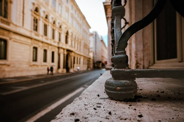 Roma 'da sessiz bir caddede aşınmış demir parmaklıklara yakın çekim