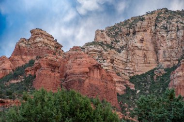 Arizona, Sedona yakınlarındaki çizgili kumtaşı kayalıkları