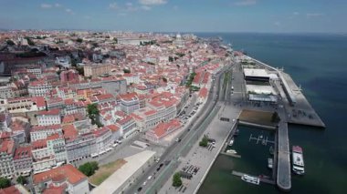 Lizbon, Portekiz 'deki Tagus nehir kıyısına ilerleyin.