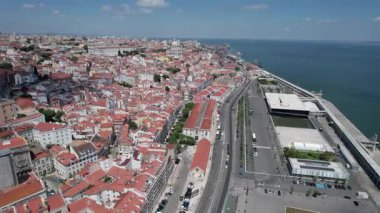 Lizbon, Portekiz 'deki Tagus nehir kıyısına ilerleyin.