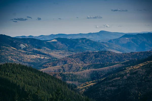 Um desfiladeiro com uma montanha ao fundo — Fotografia de Stock