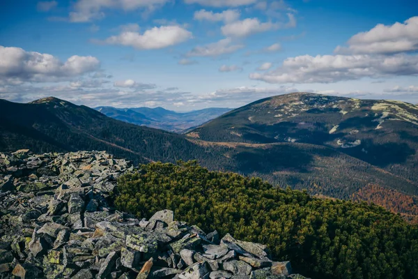 Een uitzicht op een berg — Stockfoto