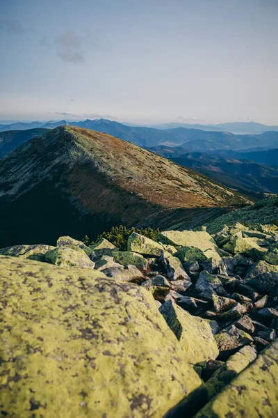 바위투성이 산을 가까이 서 본 모습 — 스톡 사진