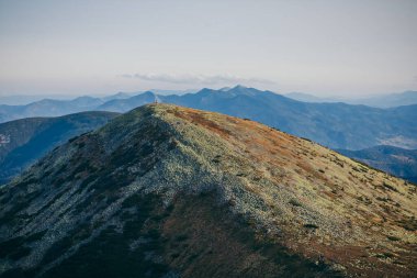 Bir dağın yamacının manzarası
