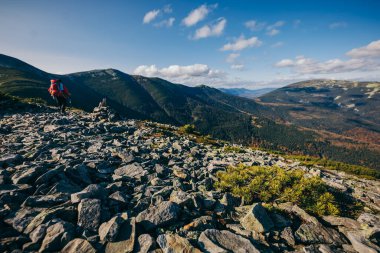 Kayalık bir dağ manzarası