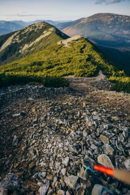 Karla kaplı bir dağa yakın çekim