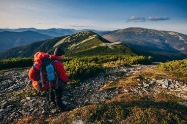 Bir dağın önünde duran biri.