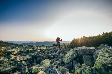 Kayalık bir uçurumun üzerinde büyük bir şelale.