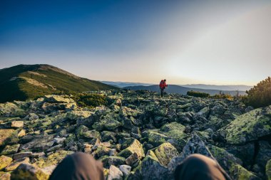 Bir grup insan kayanın üstünde.
