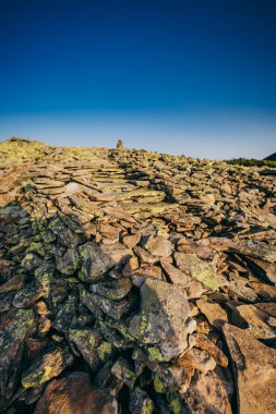 Büyük bir kayanın yakın çekimi.