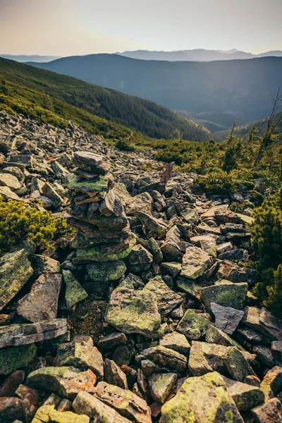 Uma vista da montanha rochosa — Fotografia de Stock